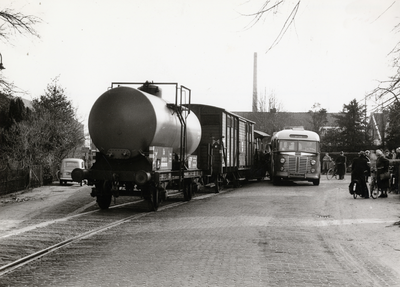 807737 Afbeelding van de aanrijding tussen een goederentrein, getrokken door de locomotor nr. 351 (serie 200/300) van ...